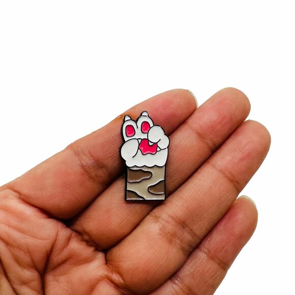 š¤©Plam for Win Enamel Pin Cat Paw Shape Alloy Enamel Pin Brooch In Camo Sleeve𤩠- Picture 2 of 6